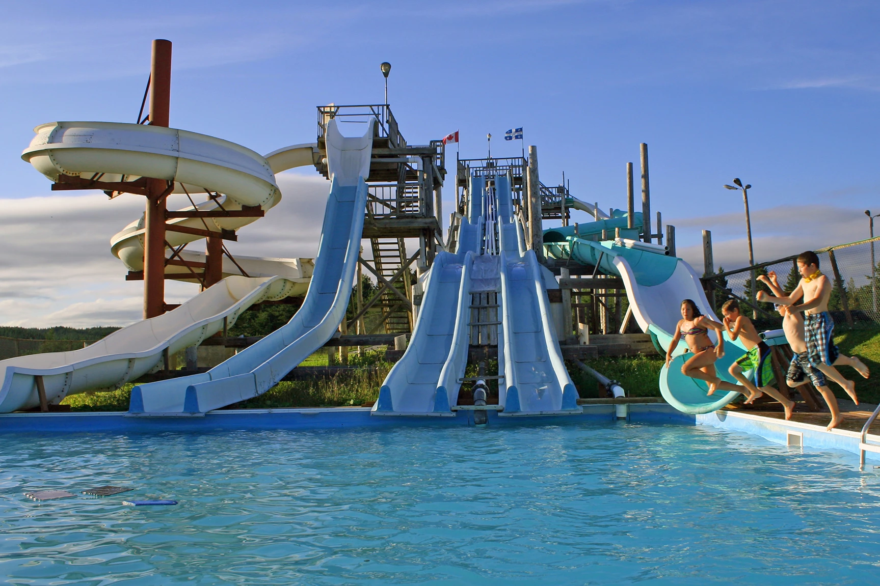 Glissades d'eau et piscine