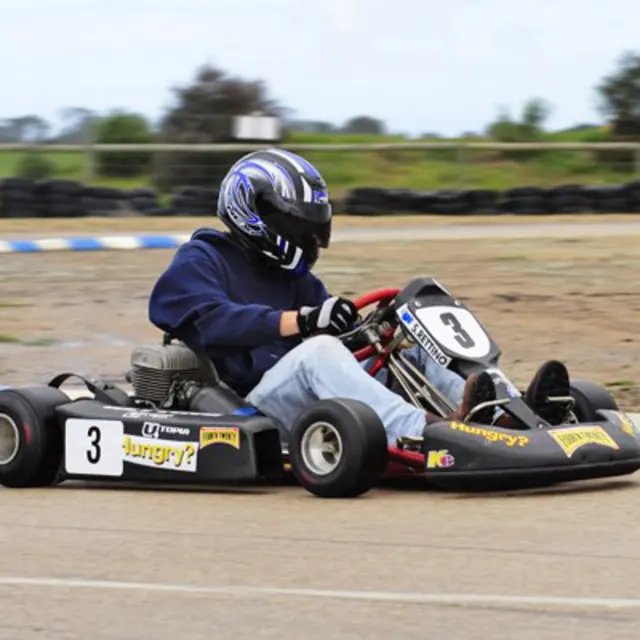 Pilote en plein effort sur le circuit